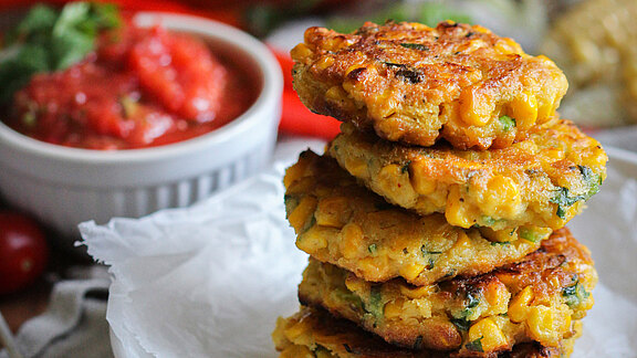 Maisfritters_mit_Salsa_Credit_Lea_Green.jpg